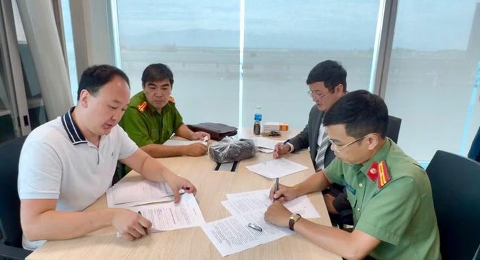 Đại diện hai đoàn công tác của Việt Nam và Kazakhstan ký biên bản bàn giao đối tượng Kamza Kaisar Bakytzhanuly.