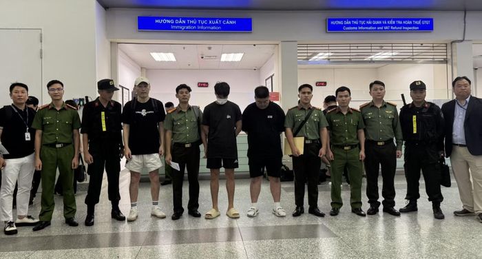 Công an tỉnh Bắc Ninh phối hợp với Cục Đối ngoại - Bộ Công an bàn giao các đối tượng truy nã đỏ Interpol cho lực lượng chức năng Hàn Quốc.