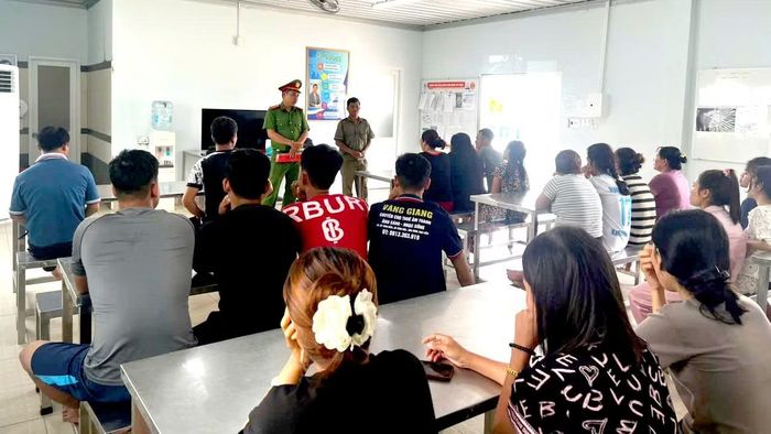 Công an xã tuyên truyền nâng cao hiểu biết pháp luật và vận động nhân dân tích cực tham gia tố giác tội phạm ma túy.