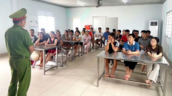 Công an xã Tân Hưng tổ chức tuyên truyền phòng, chống ma túy tại các doanh nghiệp.