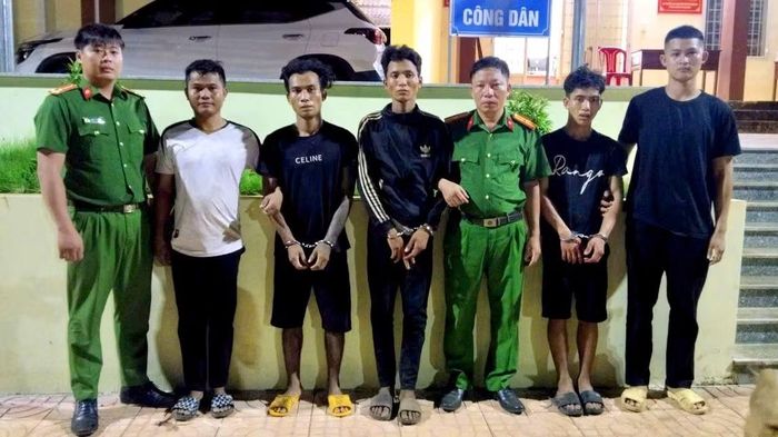 Công an xã bắt giữ các đối tượng liên quan đến ma túy.