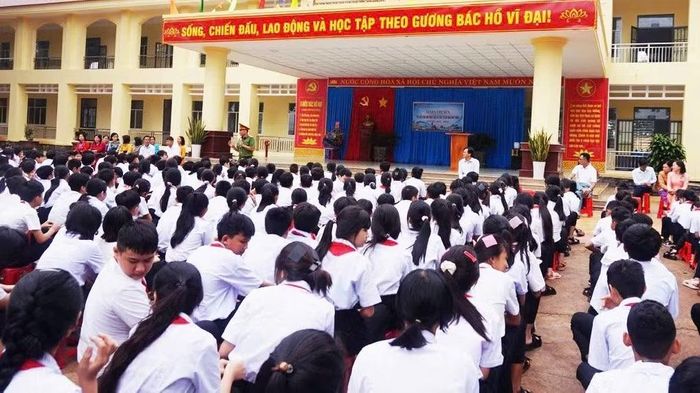 Công an xã Tân Hưng tăng cường tổ chức tuyên truyền phòng, chống ma túy tại các trường học.