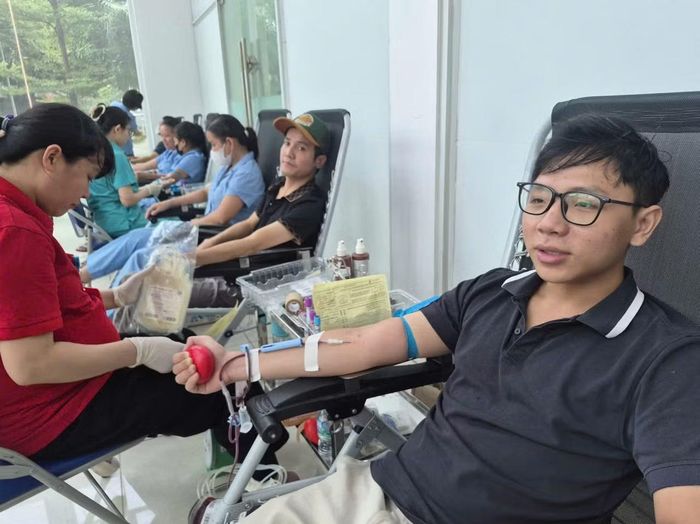 Rất nhiều CBCS, các bạn đoàn viên thanh niên hăng hái tham gia hiến máu tình nguyện, trong đó có nhiều bạn từng hiến máu nhiều lần.