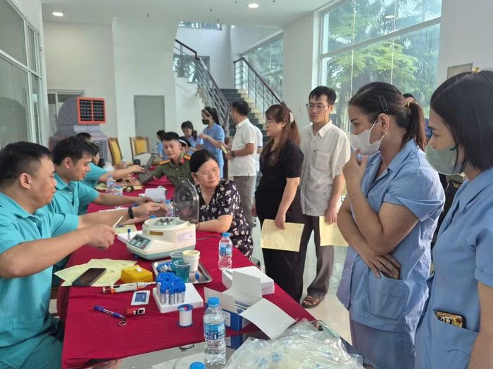 Các CBCS, đoàn viên thanh niên, công nhân lao động xếp hàng chờ khám sức khỏe trước khi vào hiến máu tình nguyện.