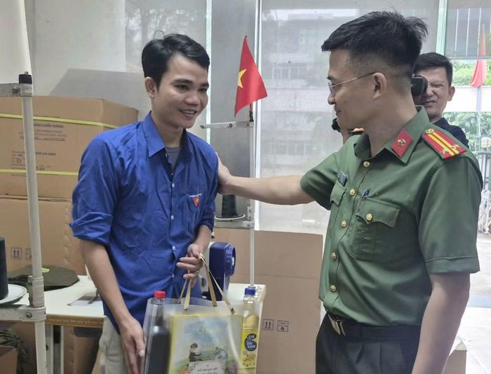 Đồng chí Phó Trưởng Ban Thanh niên CAND xuống tận xưởng sản xuất động viên, trao quà "Túi an sinh" cho các đoàn viên có hoàn cảnh khó khăn.