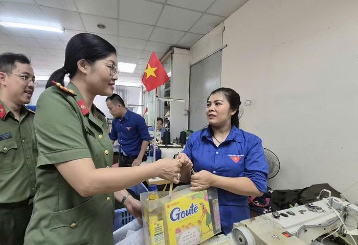 Thượng tá Trần Chí Linh, Phó Trưởng phòng Tham mưu tổng hợp - Cơ quan tham mưu công tác Đảng, công tác chính trị và công tác quần chúng của Cục xuống tận xưởng sản xuất trao "Túi an sinh" cho các đoàn viên là công nhân lao động tại Công ty 19-5.