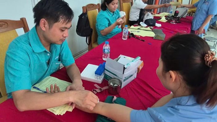 Tranh thủ thời gian nghỉ ít phút giữa ca sản xuất, đoàn viên thanh niên các doanh nghiệp đóng quân tại Khu Công nghiệp an ninh thay phiên đăng ký hiến máu tình nguyện.
