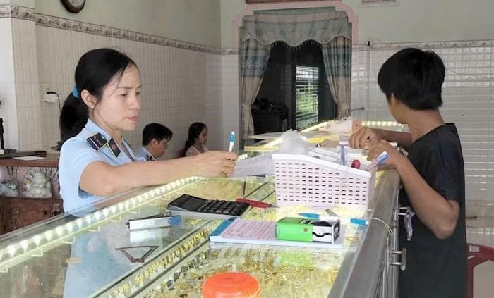 Lực lượng QLTT kiểm tra cơ sở kinh doanh vàng, trang sức trên địa bàn.