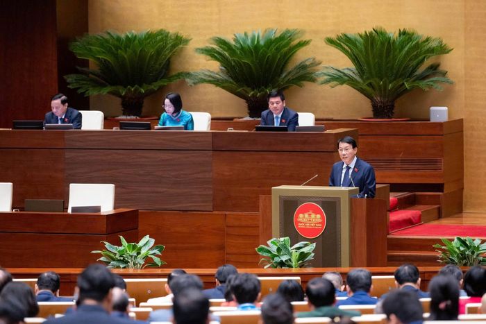 Đại tướng Lương Tam Quang, Ủy viên Bộ Chính trị, Bộ trưởng Bộ Công an đã trình bày Tờ trình về dự thảo Nghị quyết của Quốc hội quy định một số cơ chế, chính sách đặc thù trong xử lý các vi phạm pháp luật liên quan đến kinh tế nhà nước, kinh tế tư nhân, khoa học, công nghệ, đổi mới sáng tạo và chuyển đổi số.