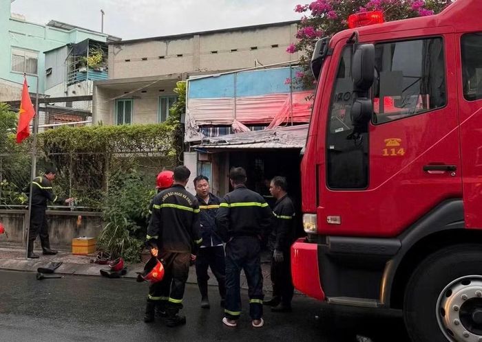 Cảnh sát chữa cháy và CNCH chỉ mất 10' để dập tắt đám cháy, cứu người.
