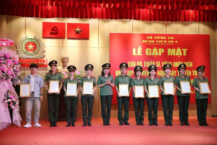 Ban Giám đốc BV 30-4 trao tặng Giấy khen, Giấy chứng nhận cho các cá nhân, tập thể có thành tích xuất sắc trong tổng kết phong trào thi đua của bệnh viện.