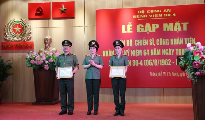 Thiếu tướng Dương Thị Thu Hằng, Giám đốc BV 30-4, trao tặng Giấy khen cho các cá nhân, tập thể có thành tích xuất sắc trong tổng kết phong trào thi đua của bệnh viện.