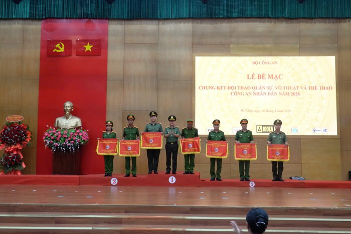 Thiếu tướng Nguyễn Hữu Hợp, Giám đốc Công an TP Đà Nẵng trao giải cho các vận động viên xuất sắc đạt giải vàng cá nhân.