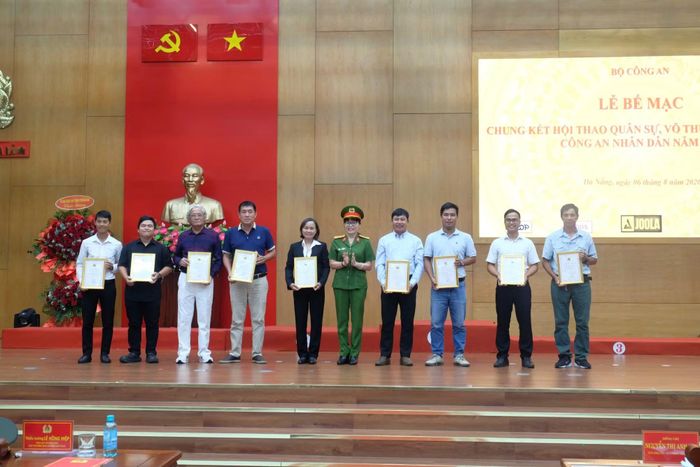 Ban Tổ chức trao giải cho các tác giả có tác phẩm xuất sắc tại Cuộc thi ảnh online "Khoảnh khắc đẹp của người chiến sĩ CAND" trong khuôn khổ Hội thao CAND năm 2026.
