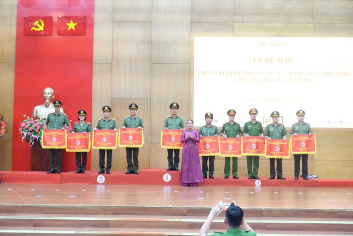 Khoảnh khắc tự hào của các tập thể và cá nhân xuất sắc được vinh danh tại Vòng chung kết Hội thao CAND năm 2026.