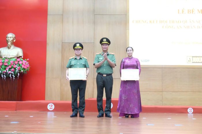 Thiếu tướng Lê Hồng Hiêp trao Bằng khen của Bộ trưởng Bộ Công an cho bà Nguyễn Thị Anh Thi, Phó Chủ tịch UBND TP Đà Nẵng và Thiếu tướng Nguyễn Hữu Hợp, Giám Đốc Công an TP Đà Nẵng.
