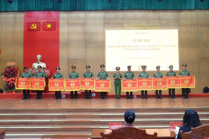 Khoảnh khắc tự hào của các tập thể và cá nhân xuất sắc được vinh danh tại Vòng chung kết Hội thao Quân sự, Võ thuật và Thể thao CAND năm 2026.