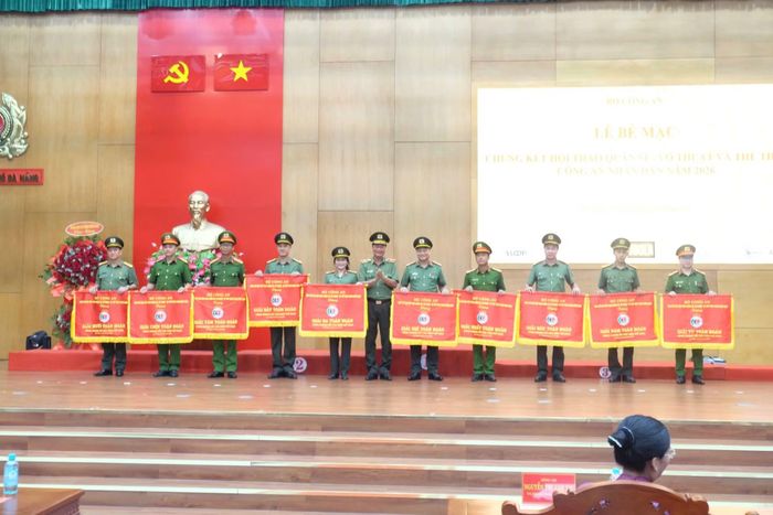 Thiếu tướng Lê Hồng Hiệp trao Cờ toàn đoàn cho các đơn vị đạt thành tích xuất sắc tại Vòng chung kết Hội thao CAND năm 2026.