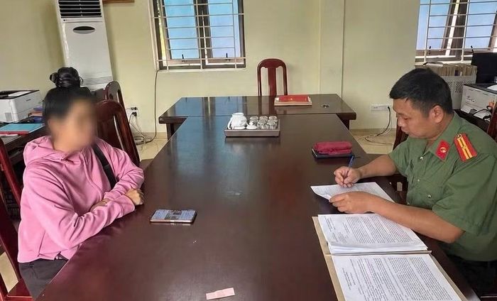 Công an xã làm việc với công dân có hành vi tương tác, theo dõi trang Facebook phản động.