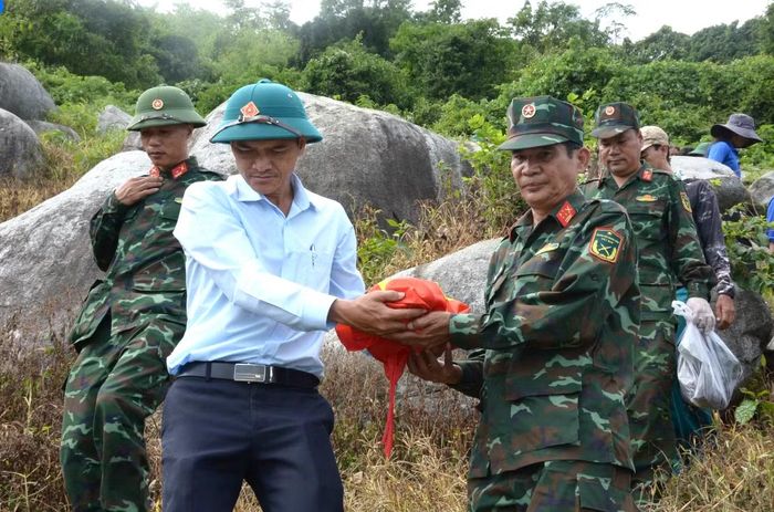 Hài cốt liệt sĩ được lực lượng chức năng đưa về để an táng theo quy định (Ảnh Đội K51).