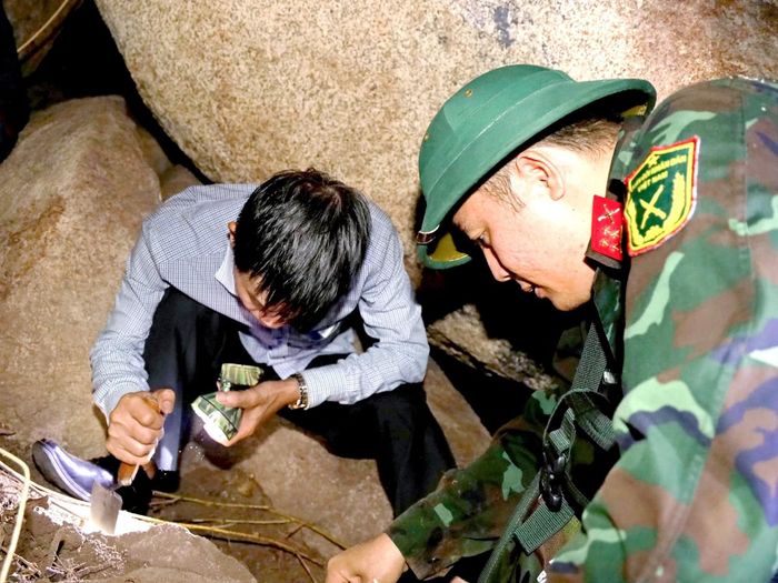 Đoàn công tác của UBND phường Nam Nha Trang tìm kiếm nơi an táng liệt sĩ ở khu vực núi Đồng Bò.
