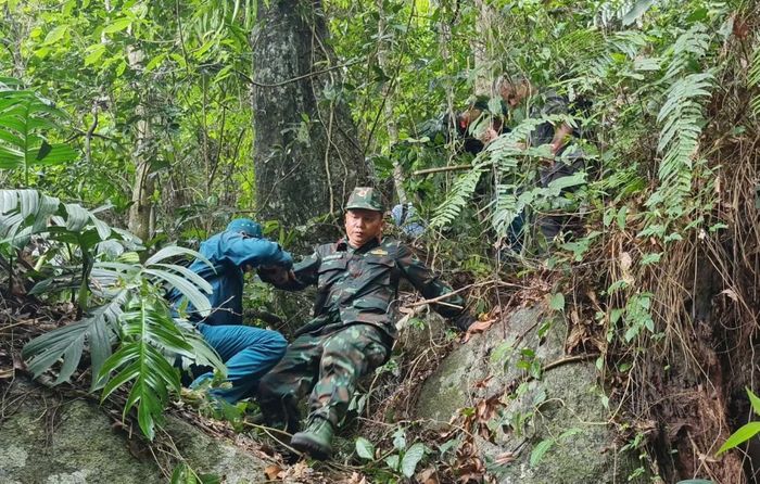 Vượt rừng lên núi Hòn Chảo ở phía Tây Bắc Khánh Hòa khảo sát, quy tập hài cốt liệt sĩ.