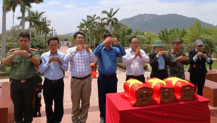 Hài cốt 3 liệt sĩ quy tập ở thôn Bình Thành, xã Tân Định được đưa về truy điệu và an táng tại Nghĩa trang liệt sĩ Ninh Hòa - Vạn Ninh, tỉnh Khánh Hòa.