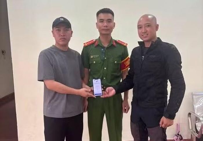 Công an xã Hoàn Lão và anh Hoàng Quốc Cường trao trả lại số tiền 5 tỷ đồng cho người chuyển nhầm vào tài khoản.