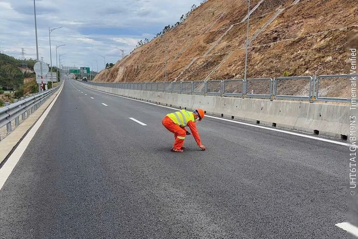 Công nhân thu nhặt những mảnh kim loại rơi vãi trên tuyến đường bộ cao tốc Chí Thạnh - Vân Phong.