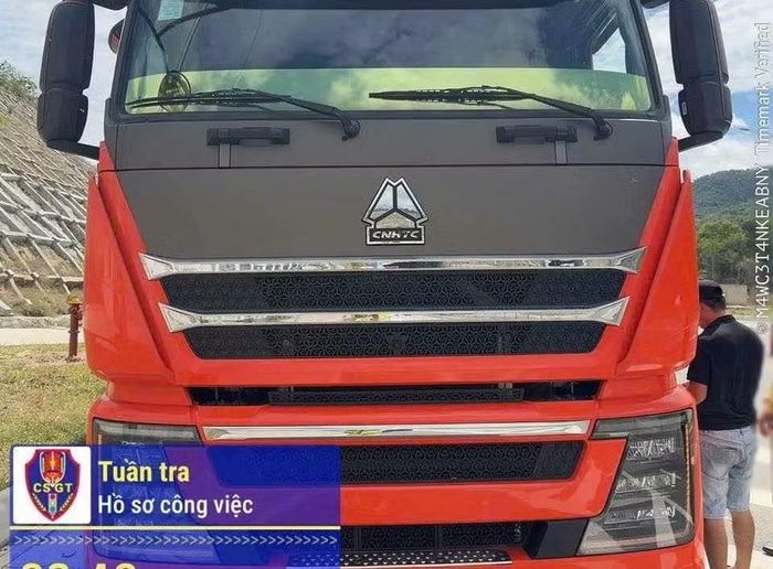 Xe đầu kéo bị kiểm tra đang chở phế liệu trên xe là nghi can làm rơi vãi những mảnh kim loại trên hai tuyến cao tốc ở phía Đông Gia Lai, Đắk Lắk gây thủng lốp hàng loạt xe ô tô. Ảnh: Ban QLDA 7.