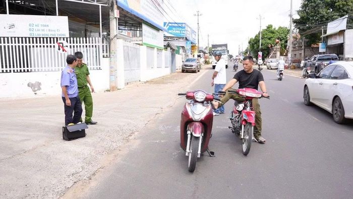 Lực lượng chức năng tiến hành đưa đối tượng Thuận đến hiện trường để thực nghiệm điều tra.