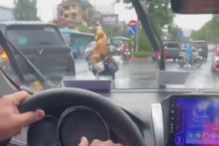 CSGT mở đường cho xe taxi chở bệnh nhân đi cấp cứu.