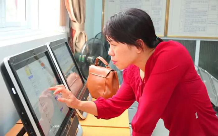 Người dân có thể thao tác thực hiện thủ tục hành chính trên môi trường điện tử theo các quy định liên quan. Ảnh minh họa: IT
