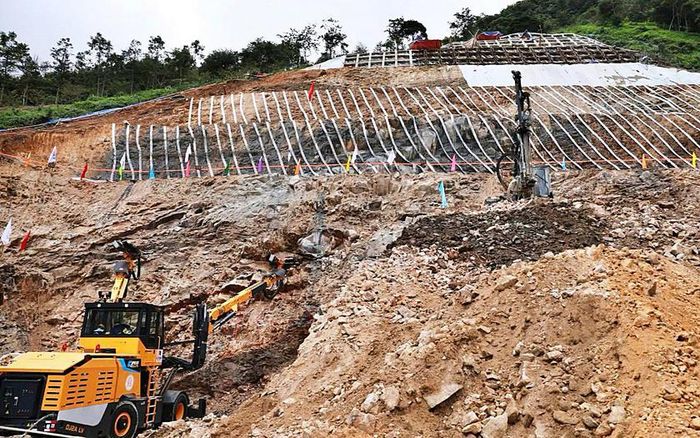 Những mũi khoan đầu tiên mang theo kỳ vọng xóa bỏ sự hiểm trở của tuyến giao thông qua đỉnh đèo Ô Quy Hồ, nối Lào Cai với Lai Châu, đi lại dễ dàng và rút ngắn thời gian. Ảnh: Khắc Kiên