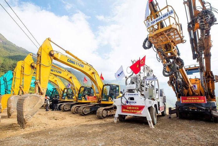 Tập đoàn Đèo Cả huy động máy móc chuyên dụng và nhân lực để thi công hầm Hoàng Liên đúng tiến độ đề ra, bảo đảm chất lượng công trình. Ảnh: CTV