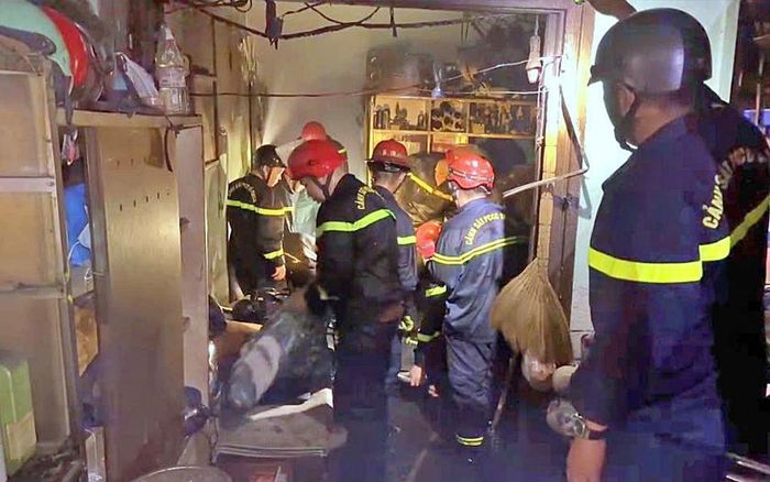 Cán bộ chiến sĩ chữa cháy tại căn nhà số 245 đường Nguyễn Văn Đậu, phường Bình Lợi Trung, Thành phố Hồ Chí Minh.