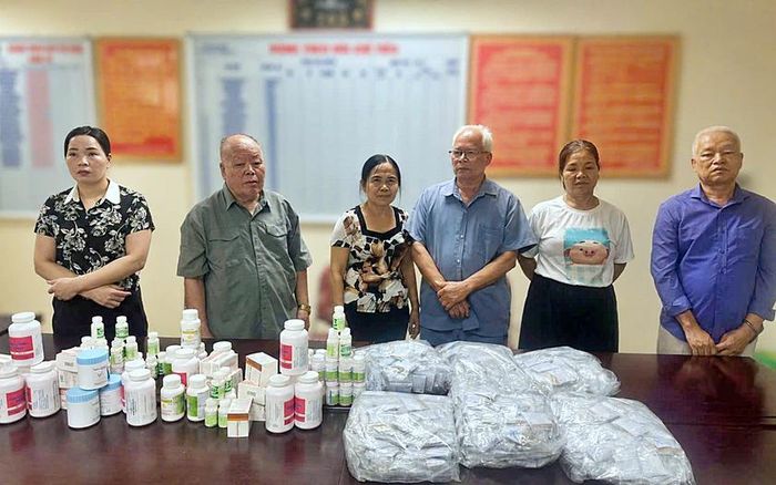 Các đối tượng cùng số thuốc hóa dược, tân dược và sản phẩm thuốc Đông y bị cơ quan công an phát hiện, thu giữ trong quá trình điều tra vụ án. Ảnh: CACC