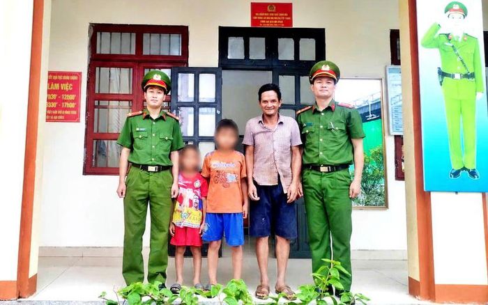 Công an xã A Mú Sung hỗ trợ 2 cháu nhỏ đi lạc 20 km trở về gia đình an toàn. Ảnh: Quỳnh Trang