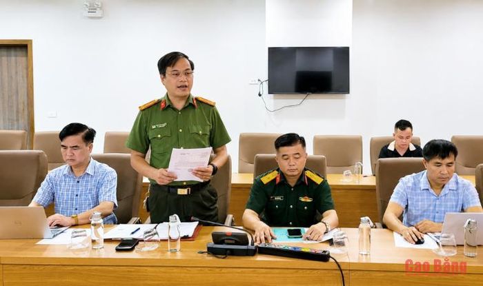 Đại diện lãnh đạo Phòng Tham mưu, Công an tỉnh phát biểu tại cuộc họp.
