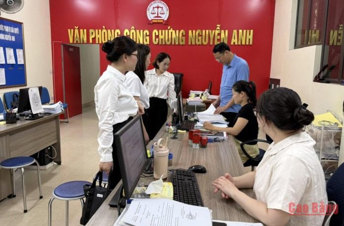 Lãnh đạo Sở Tư pháp khảo sát nắm tình hình hoạt động công chứng tại Văn phòng công chứng Hà Nguyên, phường Thục Phán.