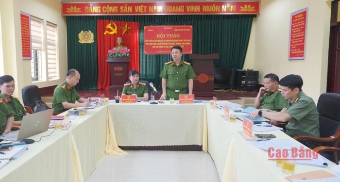 Đại tá Lê Hồng Giang, Phó Giám đốc Công an tỉnh phát biểu tại hội thảo.
