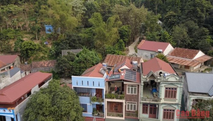 Đơn vị thi công tiến hành lắp đặt điện hệ thống điện mặt trời mái nhà cho khách hàng.