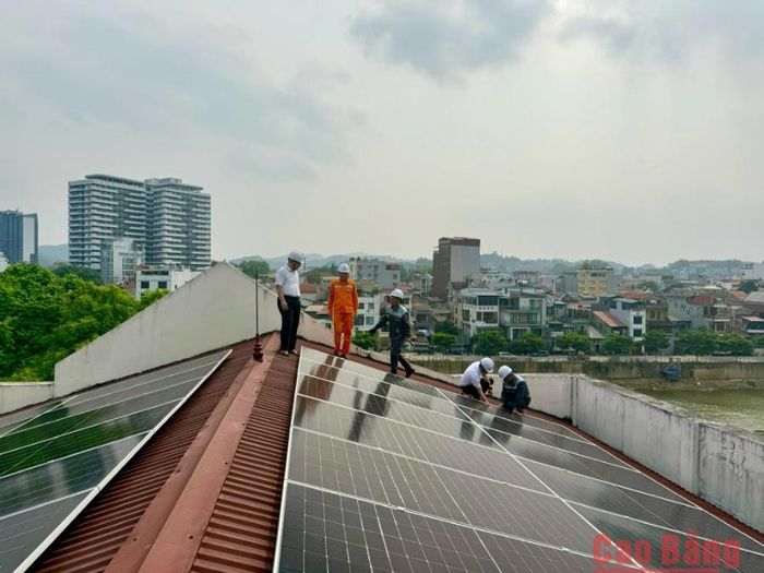 Công ty Điện lực Cao Bằng kiểm tra quy trình lắp đặt điện mặt trời mái nhà.