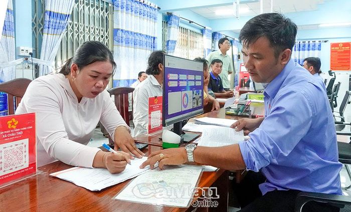 Công chức Trung tâm Phục vụ hành chính công xã Châu Thới tiếp nhận, hướng dẫn người dân thực hiện thủ tục hành chính.