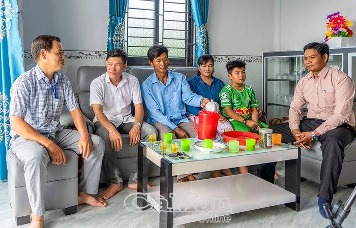 Cán bộ địa phương đến thăm gia đình ông Thạch Văn Vui (thứ ba từ trái sang), ấp Ðồng Tâm, xã Ðầm Dơi. Từ chính sách hỗ trợ của Nhà nước cùng với nỗ lực, gia đình ông Vui đã vươn lên thoát nghèo, phát triển kinh tế bền vững.