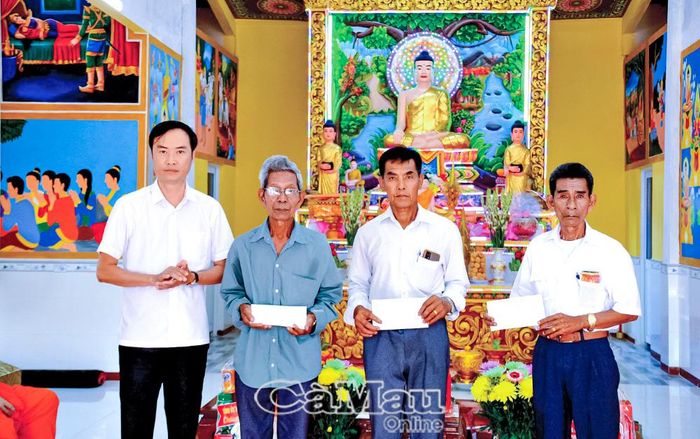 Ông Lương Văn Pho, Phó Giám đốc Sở Dân tộc và Tôn giáo, thăm và tặng quà chúc mừng bà con dân tộc Khmer nhân dịp Lễ Sene Dolta năm 2025. Ảnh: QUỲNH ANH