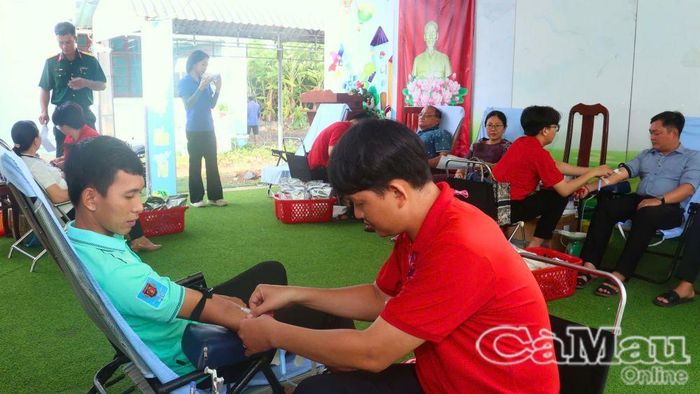 Anh Võ Tấn Phát, giáo viên Trường Tiểu học Chu Văn An (xã Gành Hào), lần đầu tiên tham gia hiến máu.