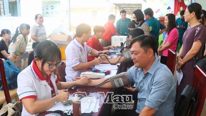Đây là lần thứ 37 ông Trần Quốc Quí, Phó Giám đốc phụ trách Trung tâm Công ích, UBND xã Gành Hào (bìa phải), tham gia hiến máu tình nguyện.