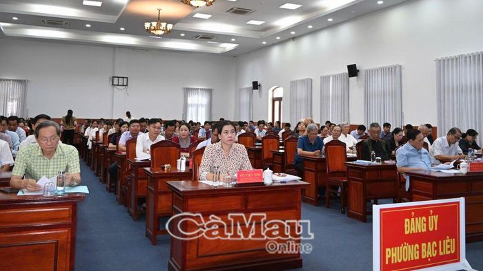 Đồng chí Tô Việt Thu, Bí thư Đảng ủy, Chủ tịch HĐND phường Bạc Liêu, chủ trì hội nghị tại điểm cầu phường Bạc Liêu. Tham dự có các đồng chí nguyên Ủy viên Ban Thường vụ Tỉnh ủy, nguyên Ủy viên Ban Chấp hành Đảng bộ tỉnh, nguyên Ủy viên Ban Thường vụ Thành ủy Bạc Liêu (cũ) đang cư trú trên địa bàn. 