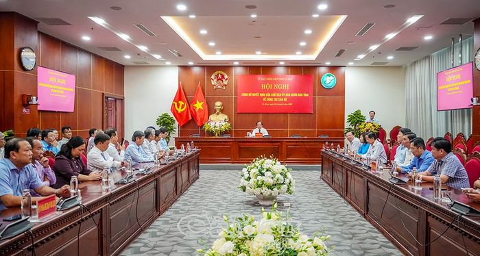 Đồng chí Nguyễn Minh Luân, Ủy viên Ban Thường vụ Tỉnh ủy, Phó Chủ tịch UBND tỉnh Cà Mau, chủ trì hội nghị công bố quyết định về công tác cán bộ.